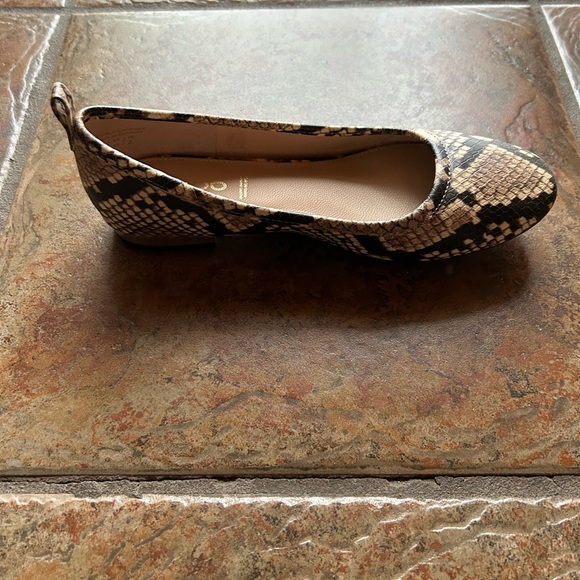 Aldo flat shows. Size 5. Snake print - Picture 3 of 5